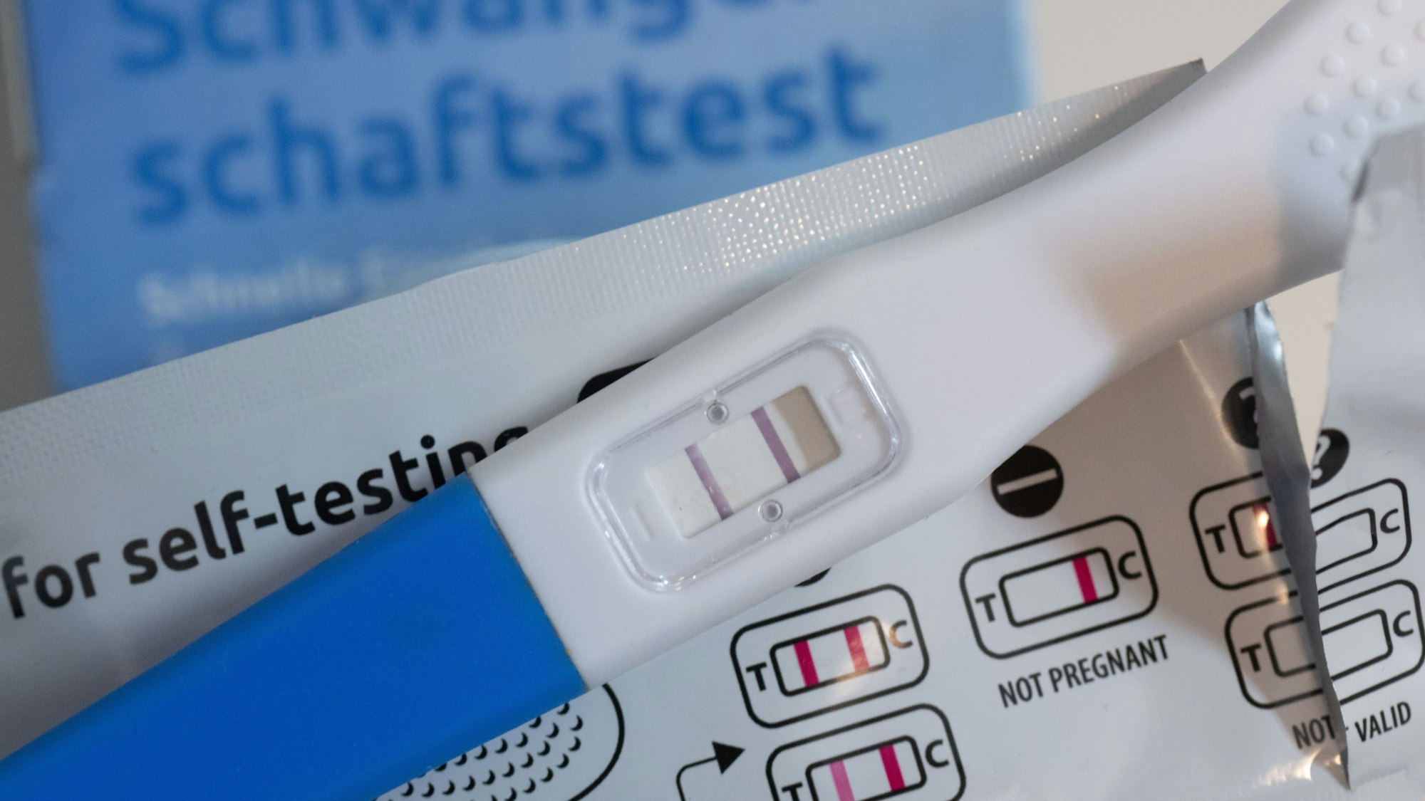 Ein Schwangerschaftstest zeigt mit zwei Streifen eine Schwangerschaft an.
