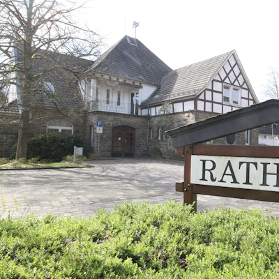 Außenansicht eines Rathauses.