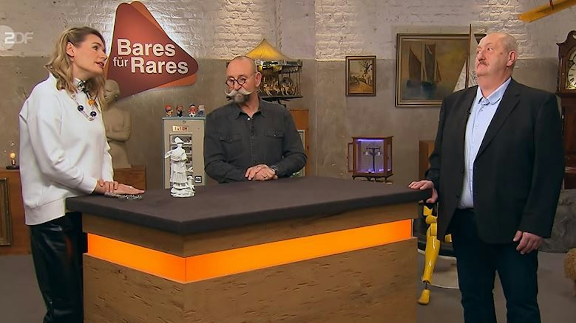 Der Bonner Privatier (v.r.) musste bei der Expertise mit Horst Lichter und Expertin Bianca Berding mit den Tränen ringen.