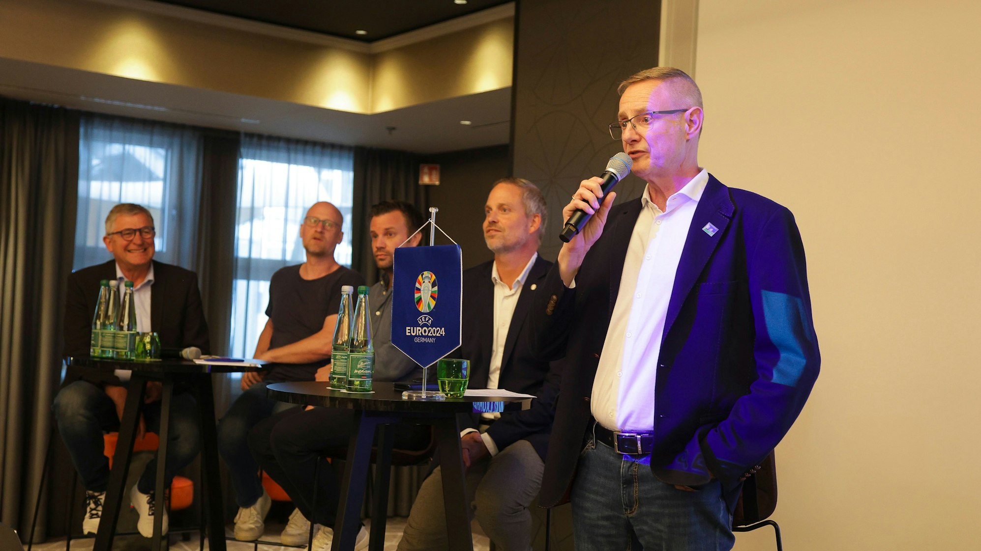 Kölns EM-Beauftragter Gregor Timmer stellt das Konzept zur Public-Viewing-Fläche vor mit Sven Stolz (EM-Beauftragter), Sebastian Lange (Fan Zone), Gerrit Hingst (step Verkehrstechnik) und Ralf Remmert (Kompakt B), von rechts nach links.