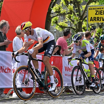 Das Foto zeigt die Profis bei der Anfahrt zum Bensberger Schloss, eine Aufnahme aus 2023