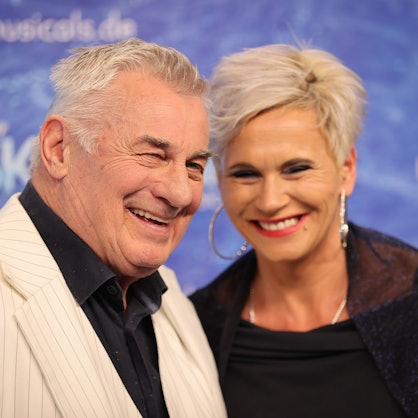 Heinz Hoenig und seine Frau Annika kommen zur Deutschlandpremiere des Disney-Musicals "Die Eiskönigin“ auf dem Blauen Teppich im Stage Theater an der Elbe. +++ dpa-Bildfunk +++