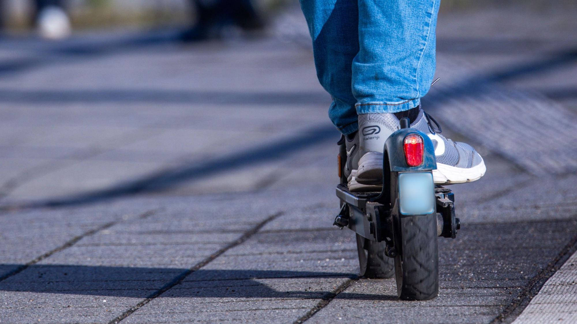 Das Bild zeigt den Fahrer eines E-Scooters.