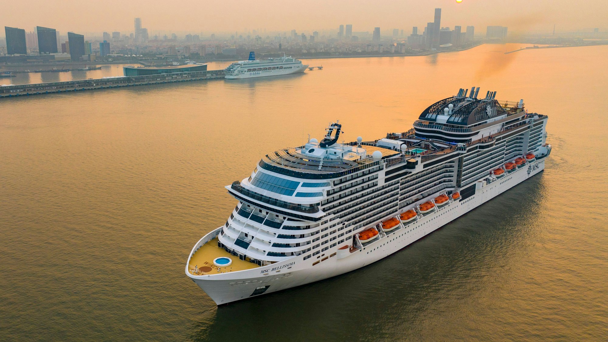 Ein Kreuzfahrtschiff der „MSC“-Reeder im Hafen von Shanghai.