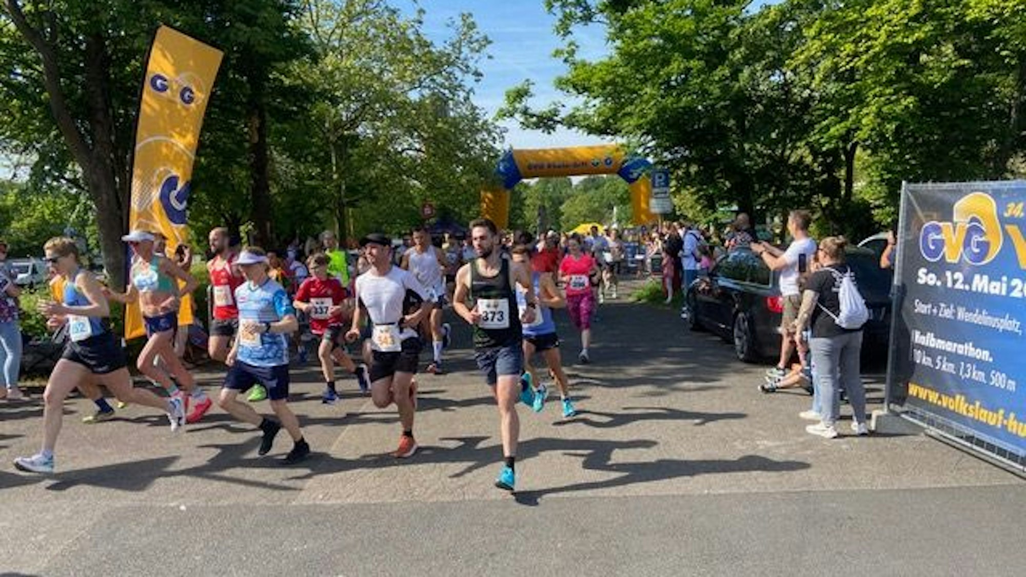 Läuferinnen und Läufer laufen an einem Startpunkt los.