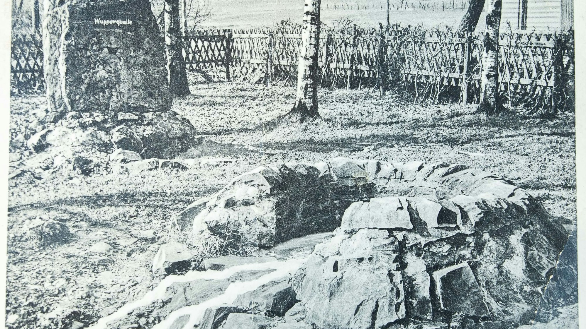 Die Wupperquelle in Marienheide-Börlinghausen auf einer alten Postkarte.