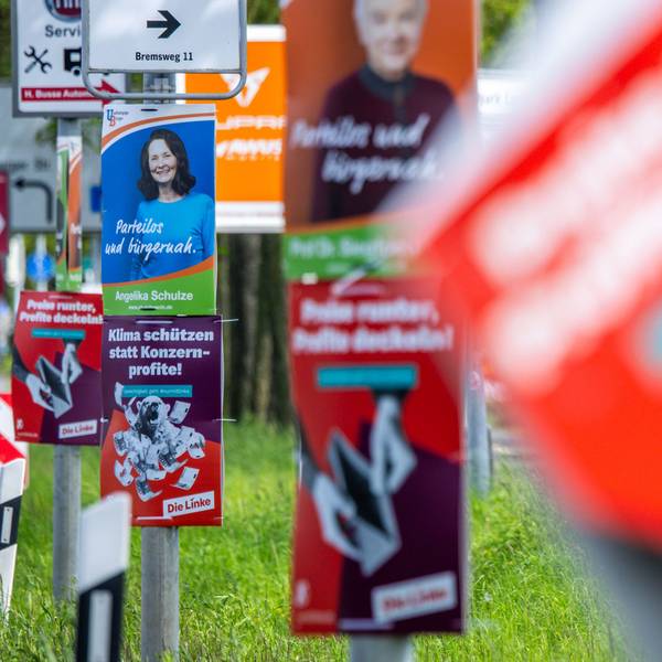 ARCHIV - 28.04.2024, Mecklenburg-Vorpommern, Schwerin: Wahlplakate verschiedener Parteien hängen an den Laternenmasten einer Ausfallstraße in Schwerin. (zu dpa: «Umfrage: AfD trotz Verlusten weiter vorn, Wagenknecht-Partei vor Linke») Foto: Jens Büttner/dpa +++ dpa-Bildfunk +++