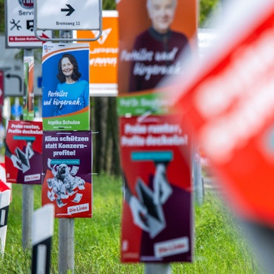 ARCHIV - 28.04.2024, Mecklenburg-Vorpommern, Schwerin: Wahlplakate verschiedener Parteien hängen an den Laternenmasten einer Ausfallstraße in Schwerin. (zu dpa: «Umfrage: AfD trotz Verlusten weiter vorn, Wagenknecht-Partei vor Linke») Foto: Jens Büttner/dpa +++ dpa-Bildfunk +++