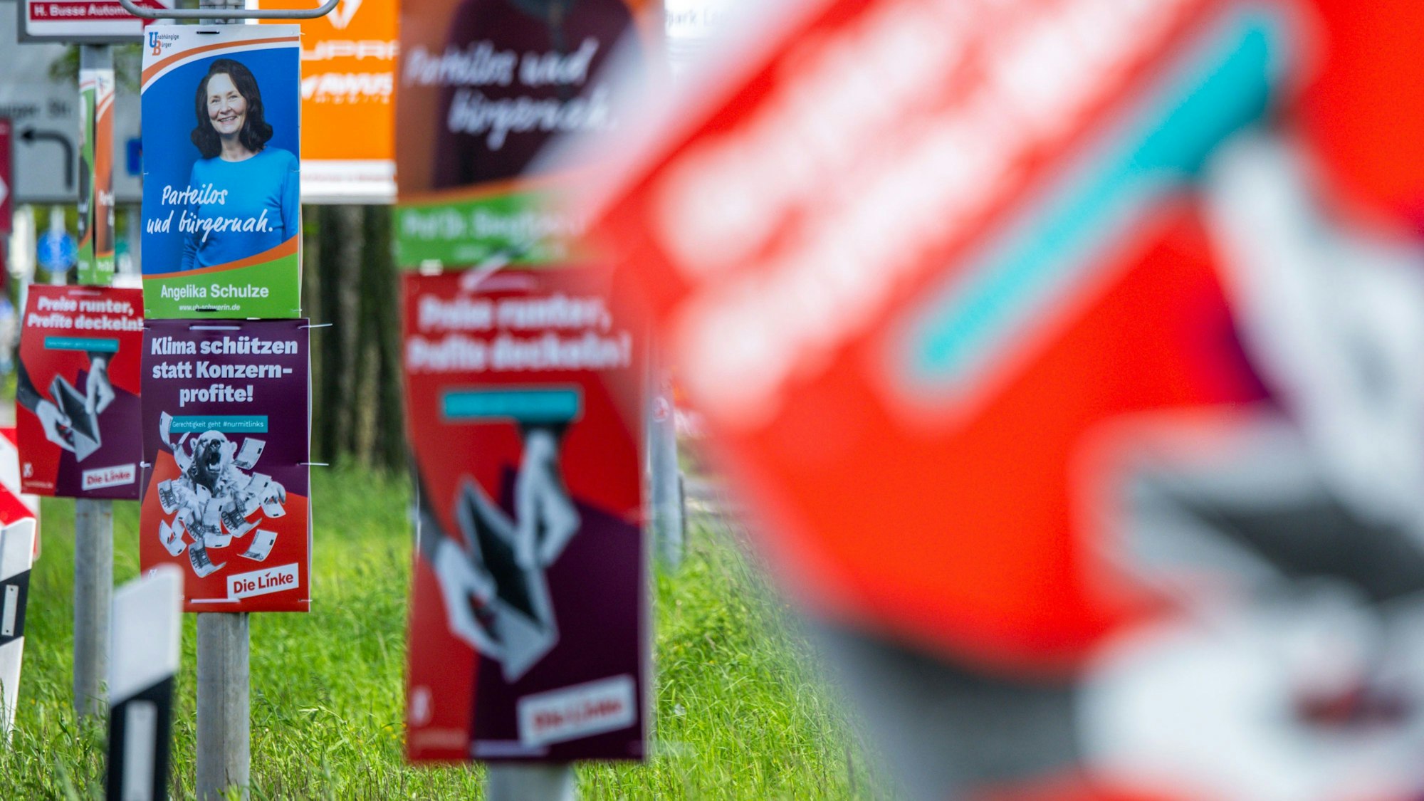 ARCHIV - 28.04.2024, Mecklenburg-Vorpommern, Schwerin: Wahlplakate verschiedener Parteien hängen an den Laternenmasten einer Ausfallstraße in Schwerin. (zu dpa: «Umfrage: AfD trotz Verlusten weiter vorn, Wagenknecht-Partei vor Linke») Foto: Jens Büttner/dpa +++ dpa-Bildfunk +++