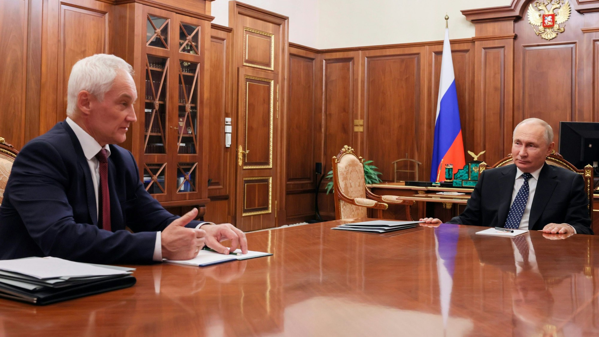 Kremlchef Wladimir Putin bei einem Treffen mit dem neuen russischen Verteidigungsminister Andrej Beloussow im Kreml. (Archivbild)