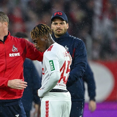 Justin Diehl vom 1. FC Köln wird nach der Nullnummer gegen Freiburg von Trainer Timo Schultz getröstet.