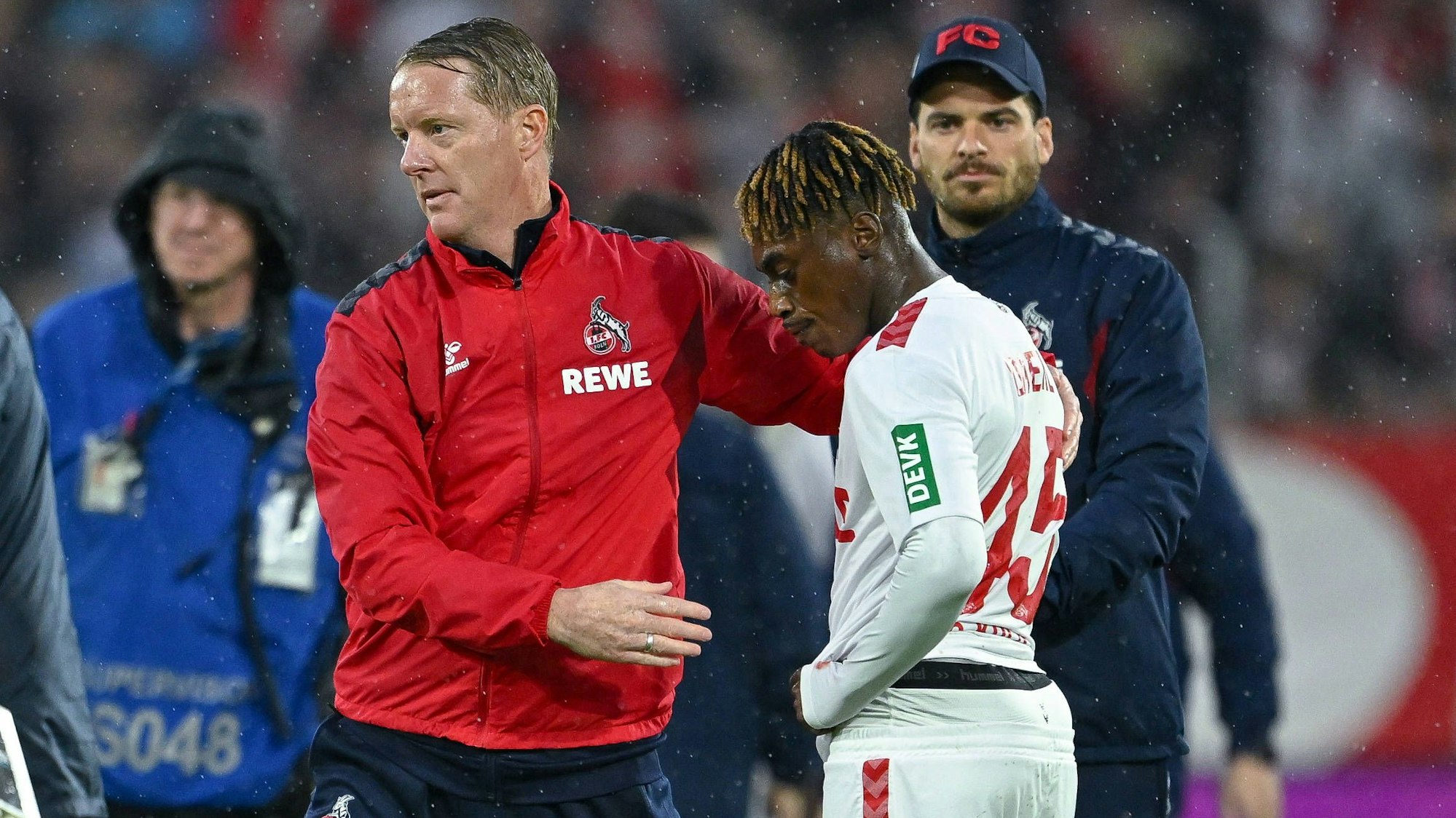 Justin Diehl vom 1. FC Köln wird nach der Nullnummer gegen Freiburg von Trainer Timo Schultz getröstet.