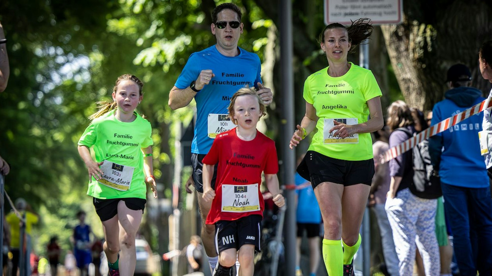 Zu sehen ist eine vierköpfige Familie, die joggt.