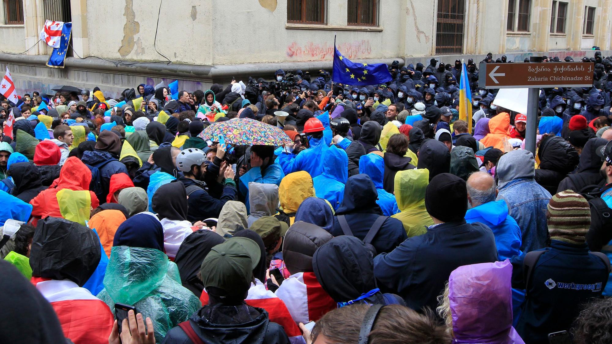 dpatopbilder - 14.05.2024, Georgien, Tiflis: Menschen nehmen an einer Demonstration der Opposition gegen das «russische Gesetz» in der Nähe des Parlamentsgebäudes teil.