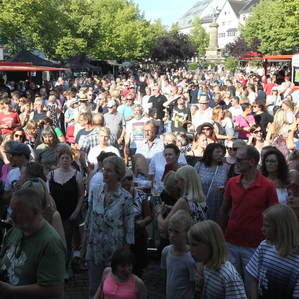 Die Lustigen Musikanten haben auf dem Markt im rahmen des Siegburger Sommers Live ein dreistündiges Konzert gegeben.