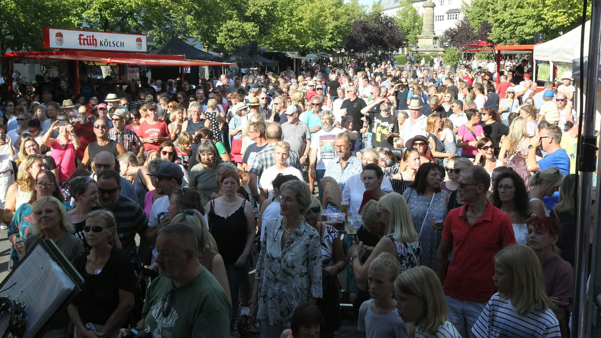 Die Lustigen Musikanten haben auf dem Markt im rahmen des Siegburger Sommers Live ein dreistündiges Konzert gegeben.
