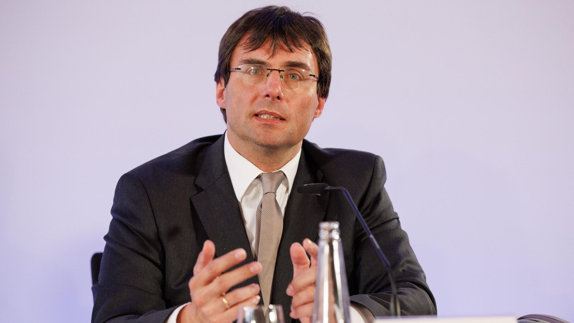 Marcus Optendrenk (CDU), Finanzminister von Nordrhein-Westfalen, spricht bei einer Pressekonferenz.