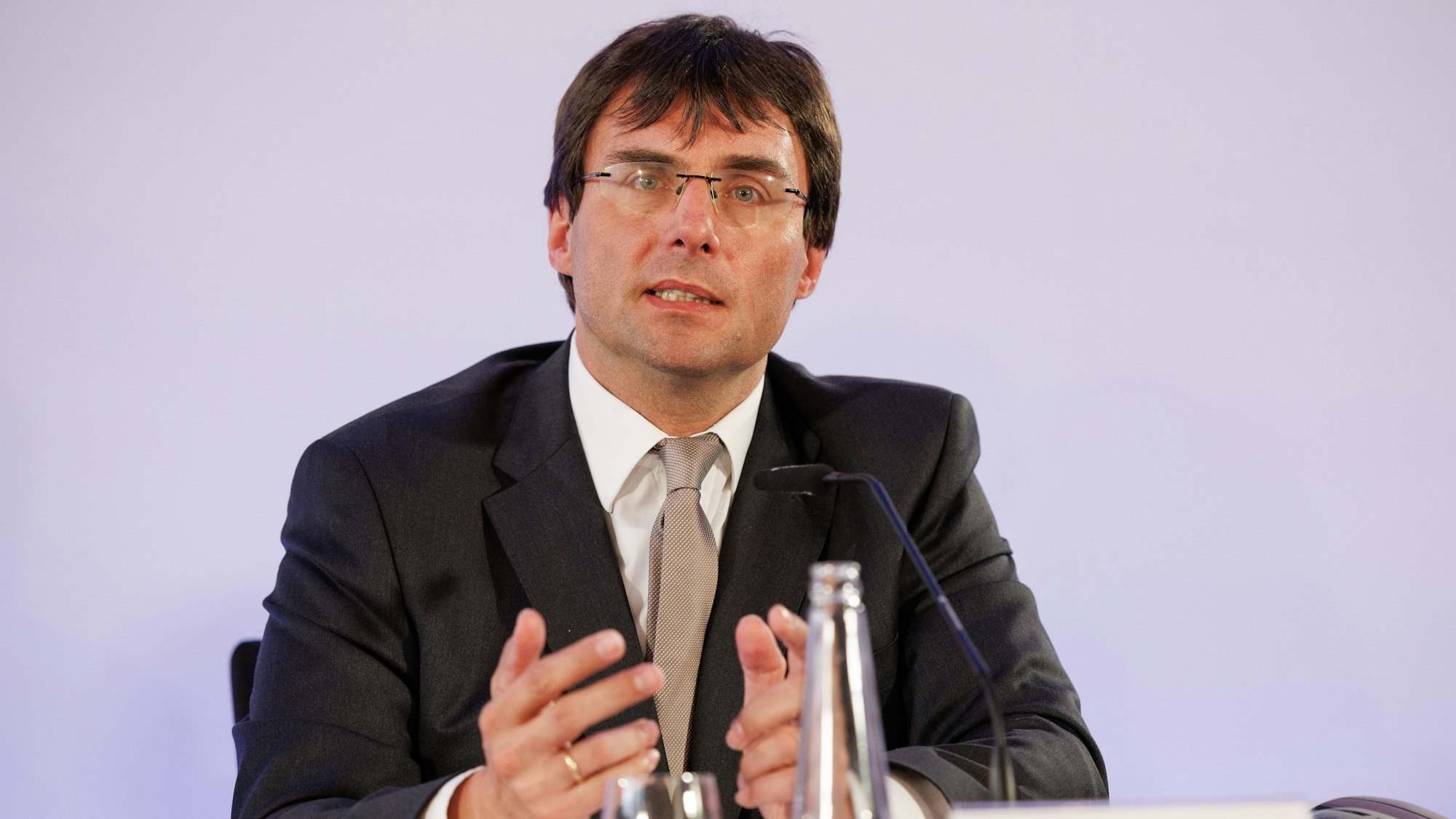 Marcus Optendrenk (CDU), Finanzminister von Nordrhein-Westfalen, spricht bei einer Pressekonferenz.