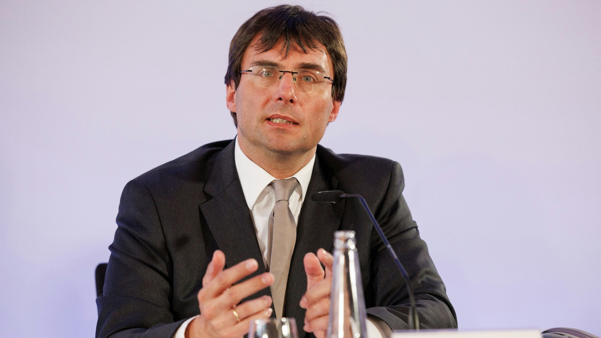 ARCHIV - 02.06.2023, Nordrhein-Westfalen, Münster: Marcus Optendrenk (CDU), Finanzminister von Nordrhein-Westfalen, spricht bei einer Pressekonferenz. (zu dpa: «Finanzminister dementiert: keine Pläne für Haushaltssperre») Foto: Friso Gentsch/dpa +++ dpa-Bildfunk +++