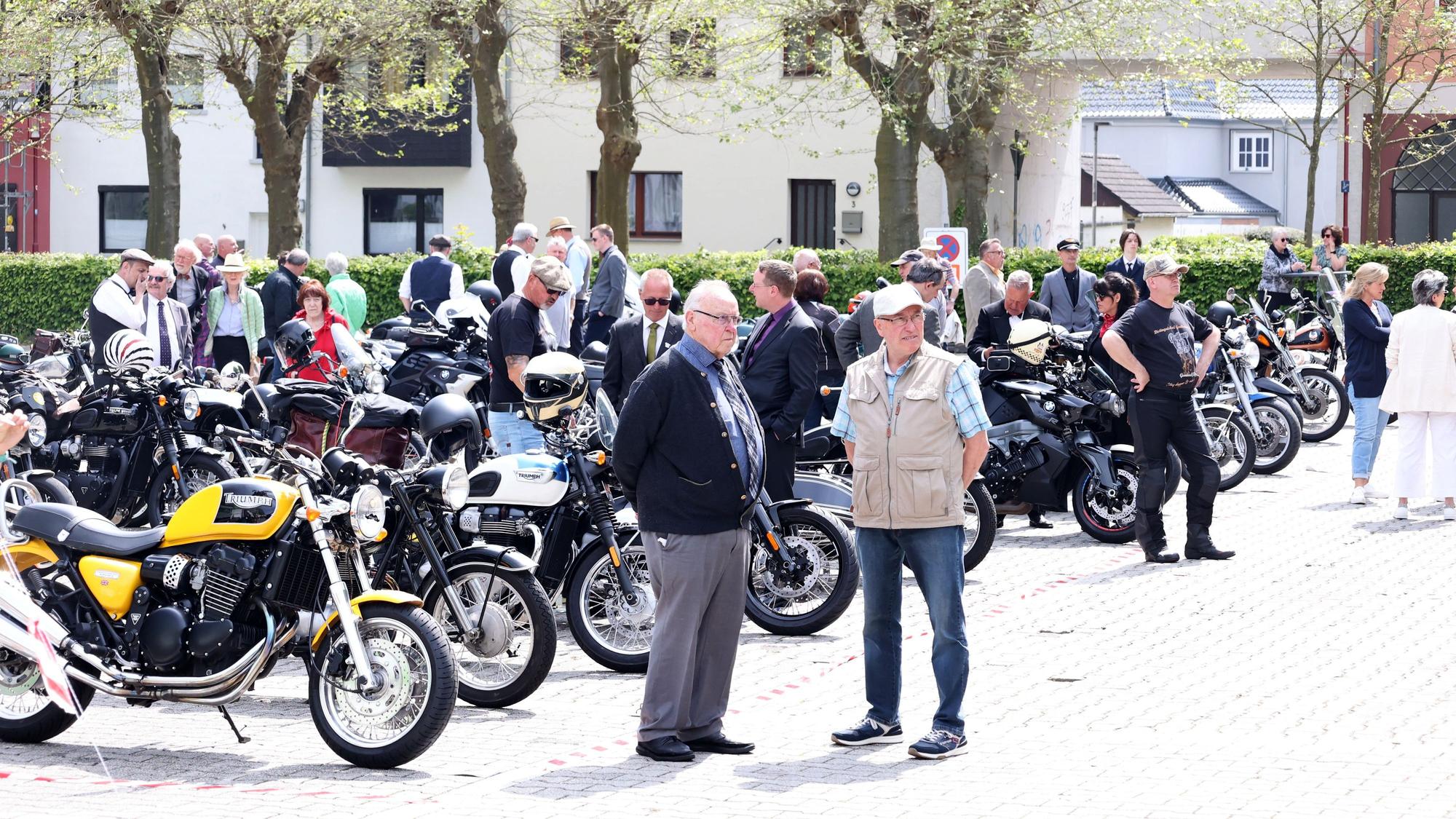 Das Foto zeigt Reihen von Motorrädern, die von den Besuchern bewundert werden.
