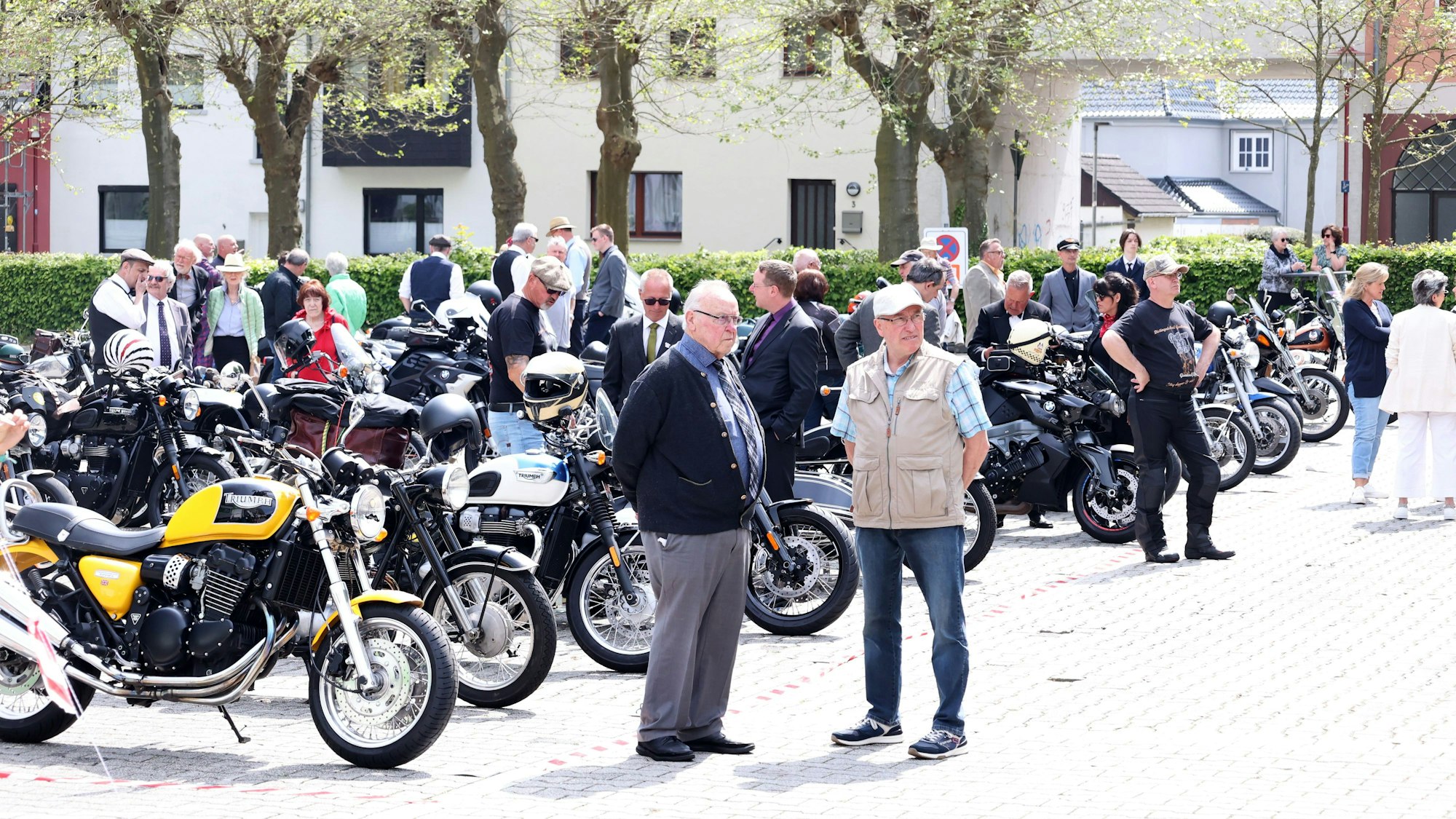 Das Foto zeigt Reihen von Motorrädern, die von den Besuchern bewundert werden.