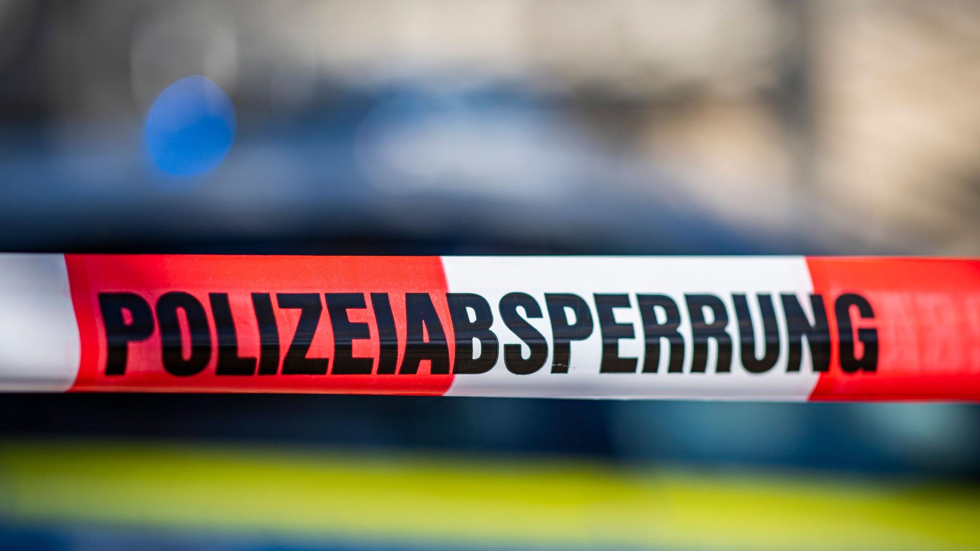 Absperrband der Polizei: In Köln Porz-Zündorf ist eine Weltkriegsbombe gefunden worden (Symbolbild).