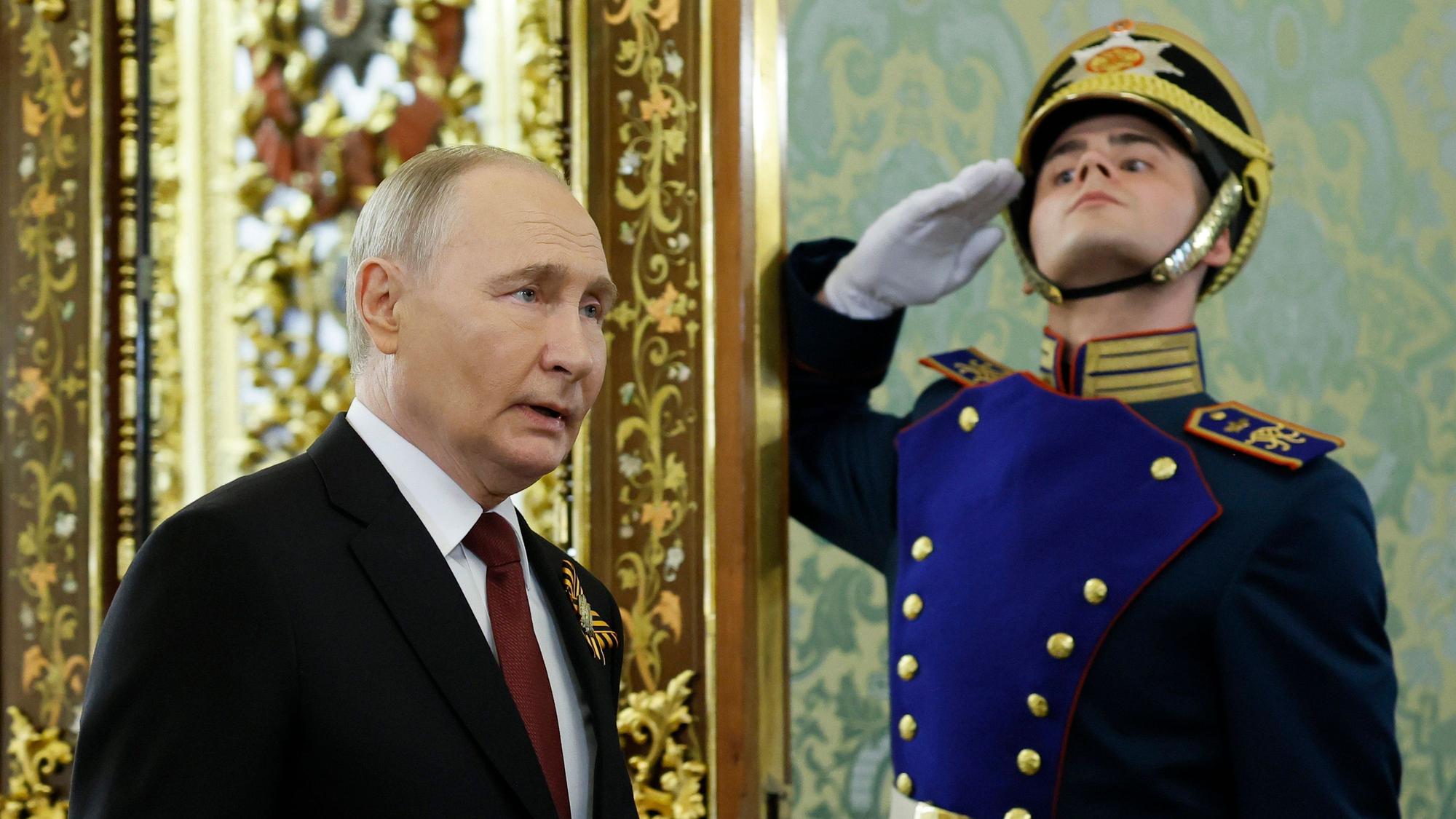 Russlands Präsident Wladimir Putin im Kreml. Nach Putins jüngsten Personalentscheidungen haben einige seiner Mitarbeiter gegenüber der Presse ausgepackt. (Archivbild)