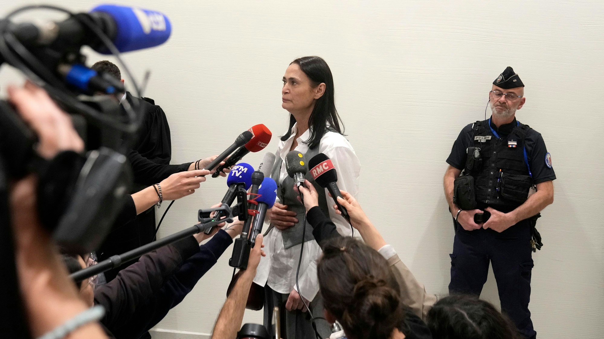 dpatopbilder - 14.05.2024, Frankreich, Paris: Charlotte Lewis, Schauspielerin aus Großbritannien, verlässt den Gerichtssaal nach der Urteilsverkündung gegen den Filmemacher Roman Polanski.