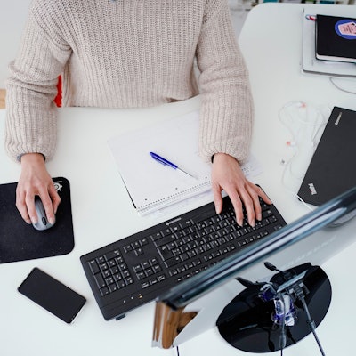 Eine Person bedient einen PC