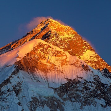 Blick auf den Sonnenuntergang am Gipfel des Mount Everest.