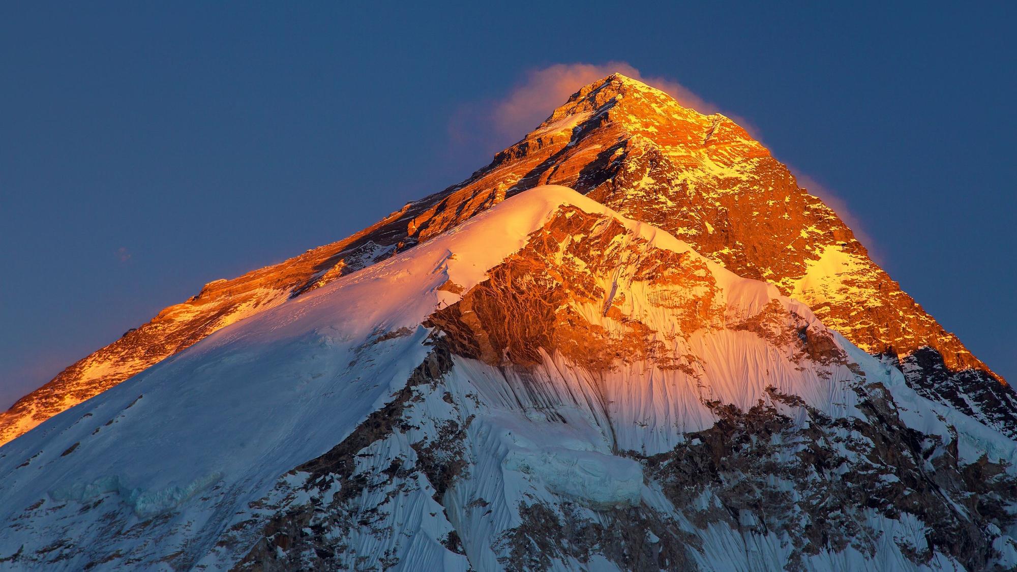 Blick auf den Sonnenuntergang auf dem Gipfel des Mount Everest. Zwei Kletterer sind in der Todeszone nahe dem Gipfel des höchsten Berges der Welt verschwunden. (Archivbild)