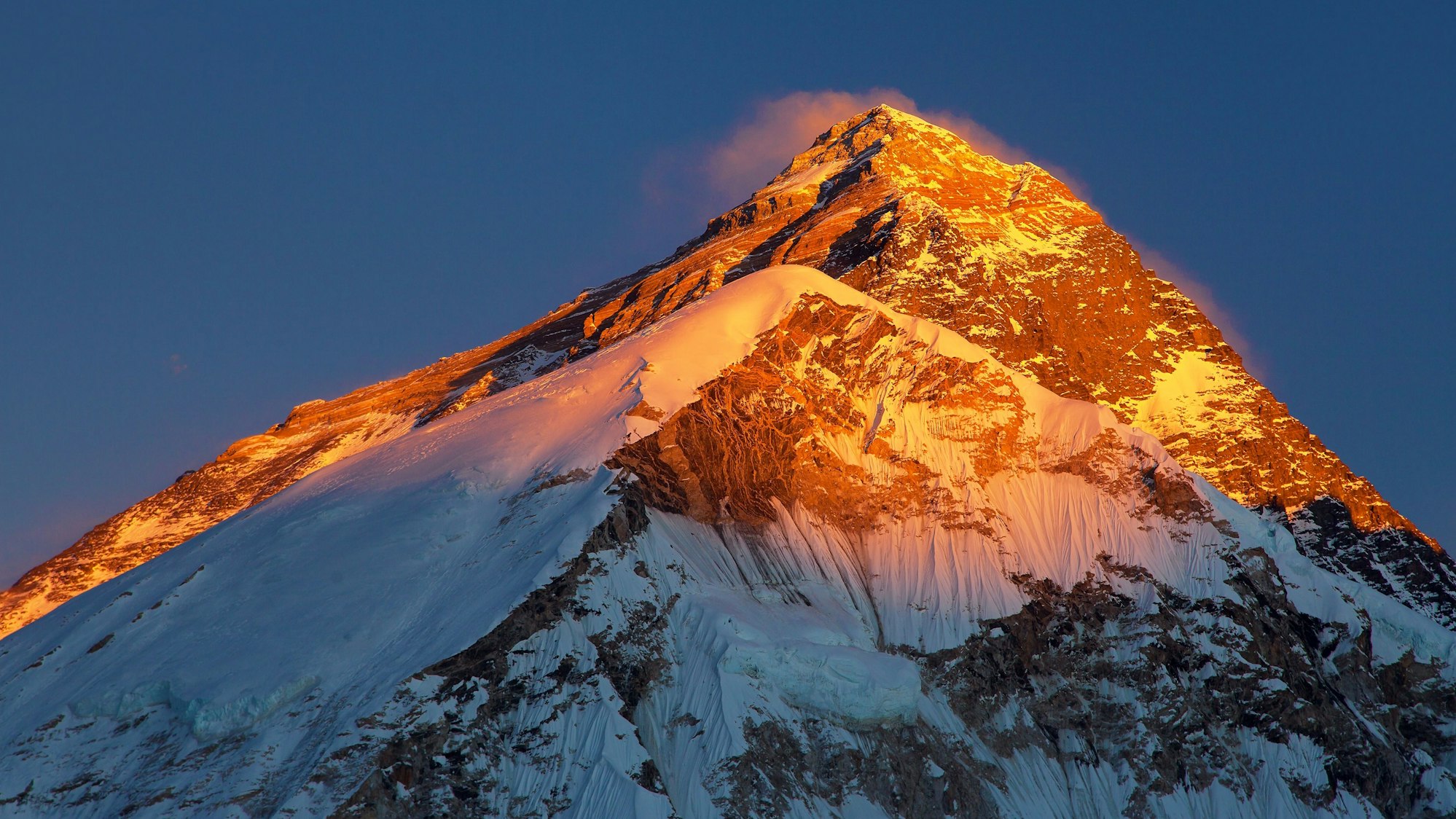 Blick auf den Sonnenuntergang auf dem Gipfel des Mount Everest. Zwei Kletterer sind in der Todeszone nahe dem Gipfel des höchsten Berges der Welt verschwunden. (Archivbild)