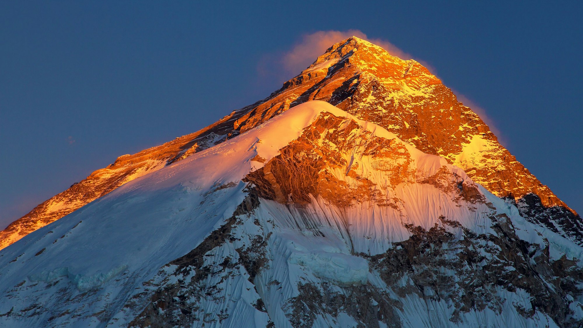 Blick auf den Sonnenuntergang am Gipfel des Mount Everest.