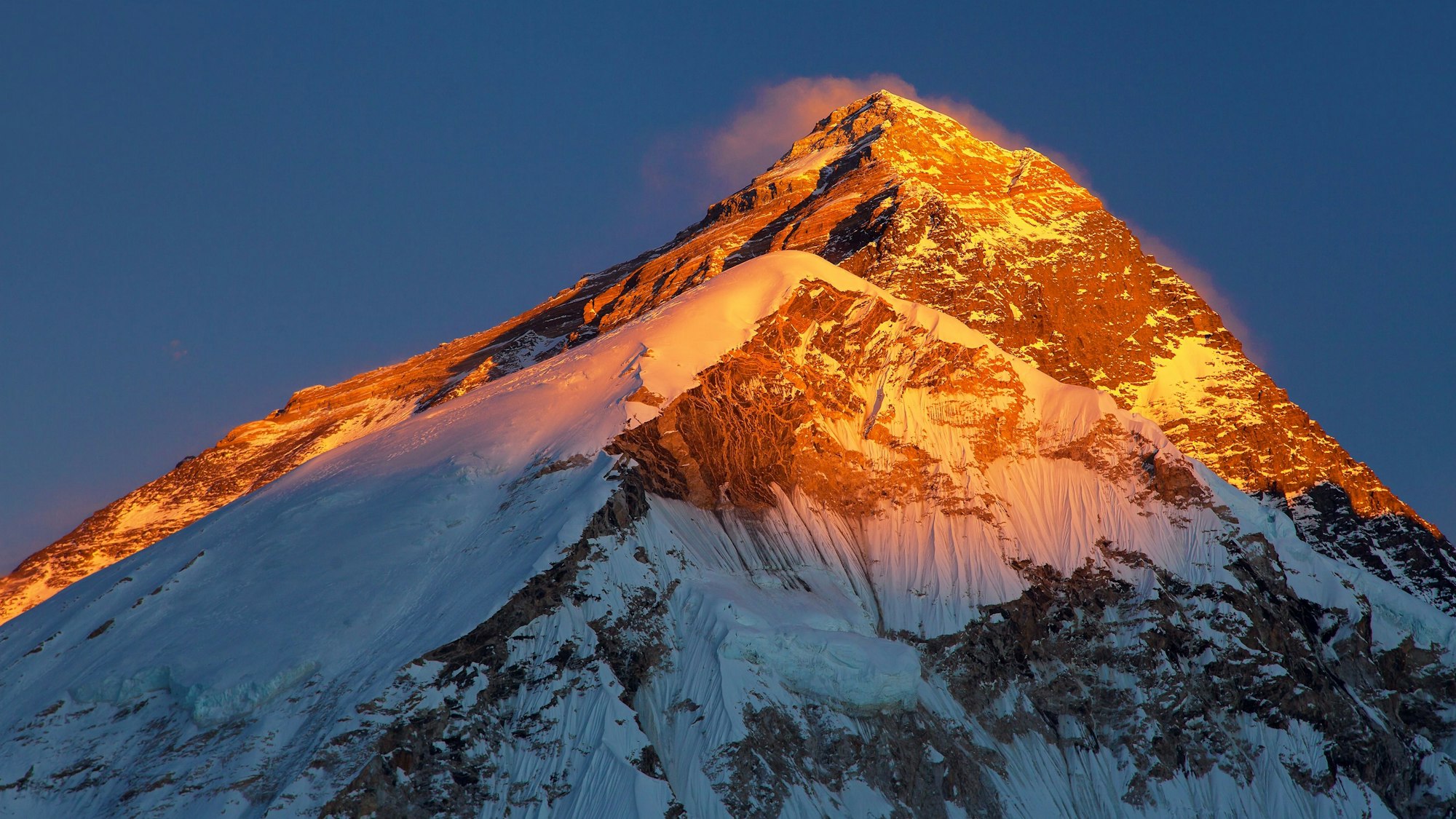 Blick auf den Sonnenuntergang am Gipfel des Mount Everest.