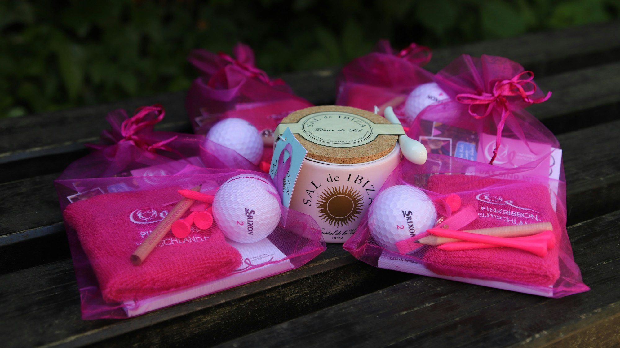 Kleine Give-aways liegen auf einer Bank, sie sind für die Turnierteilnehmerinnen gedacht.