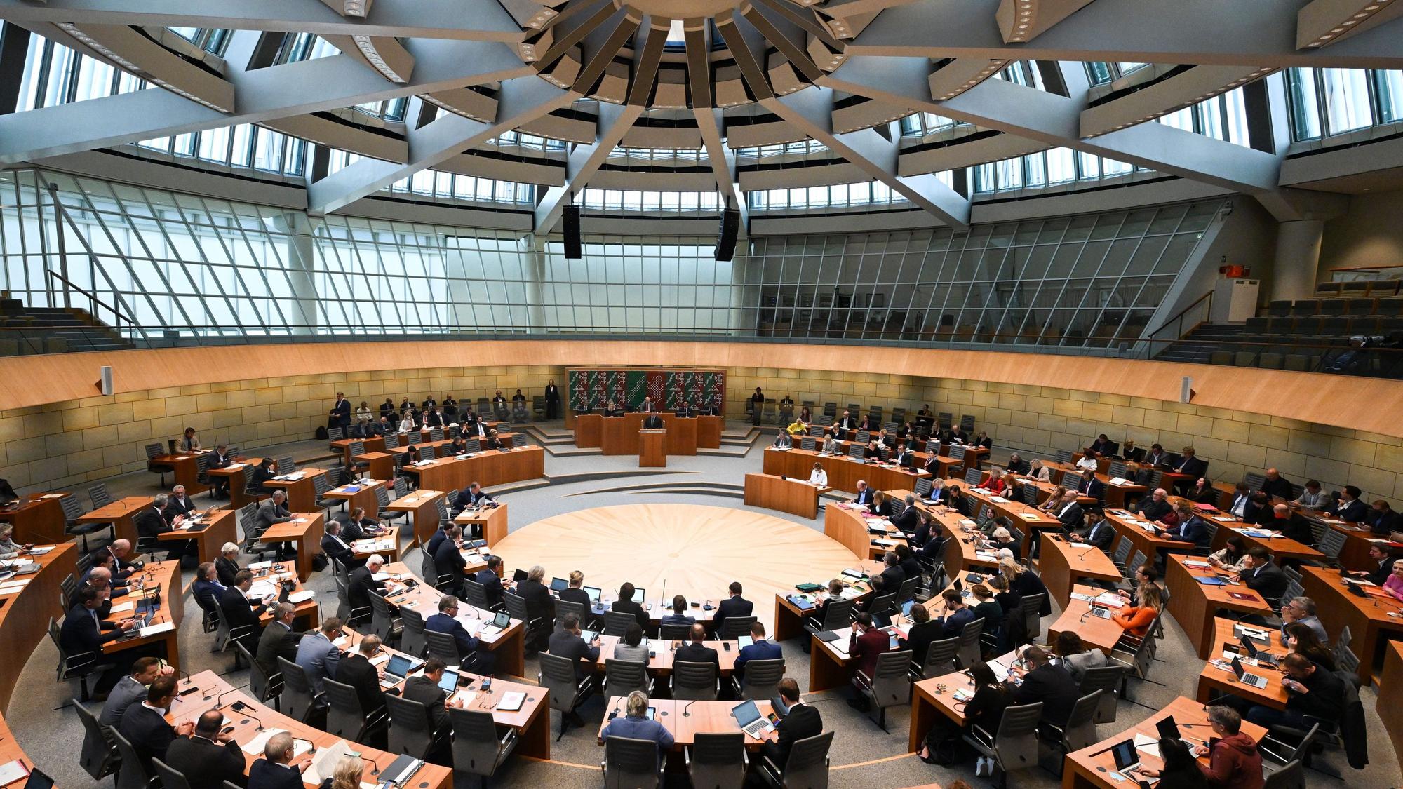 Der nordrhein-westfälische Landtag debattiert im Plenum.