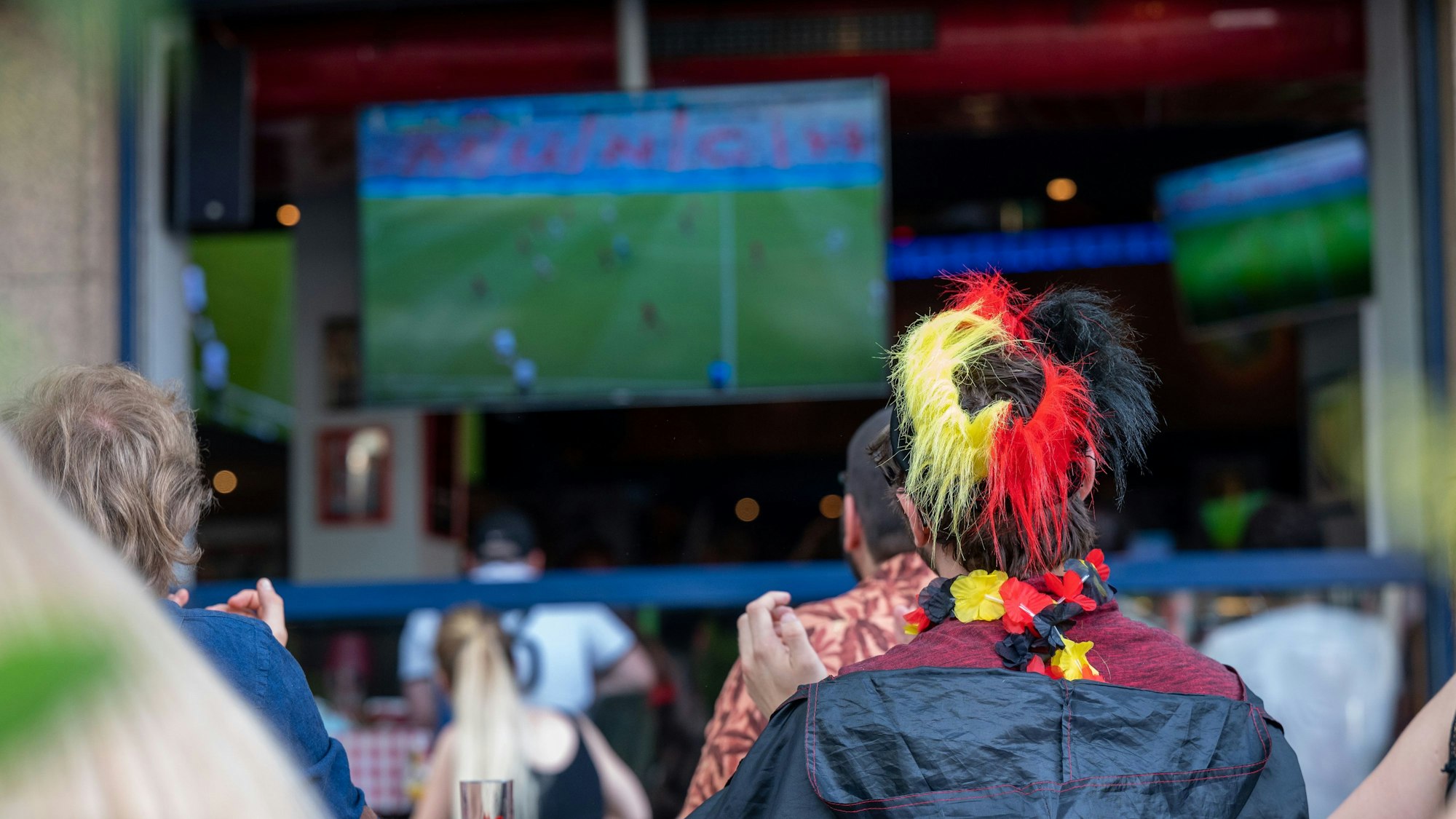 Deutsche Fans verfolgen ein Spiel – hier bei der Fußball-EM 2020.