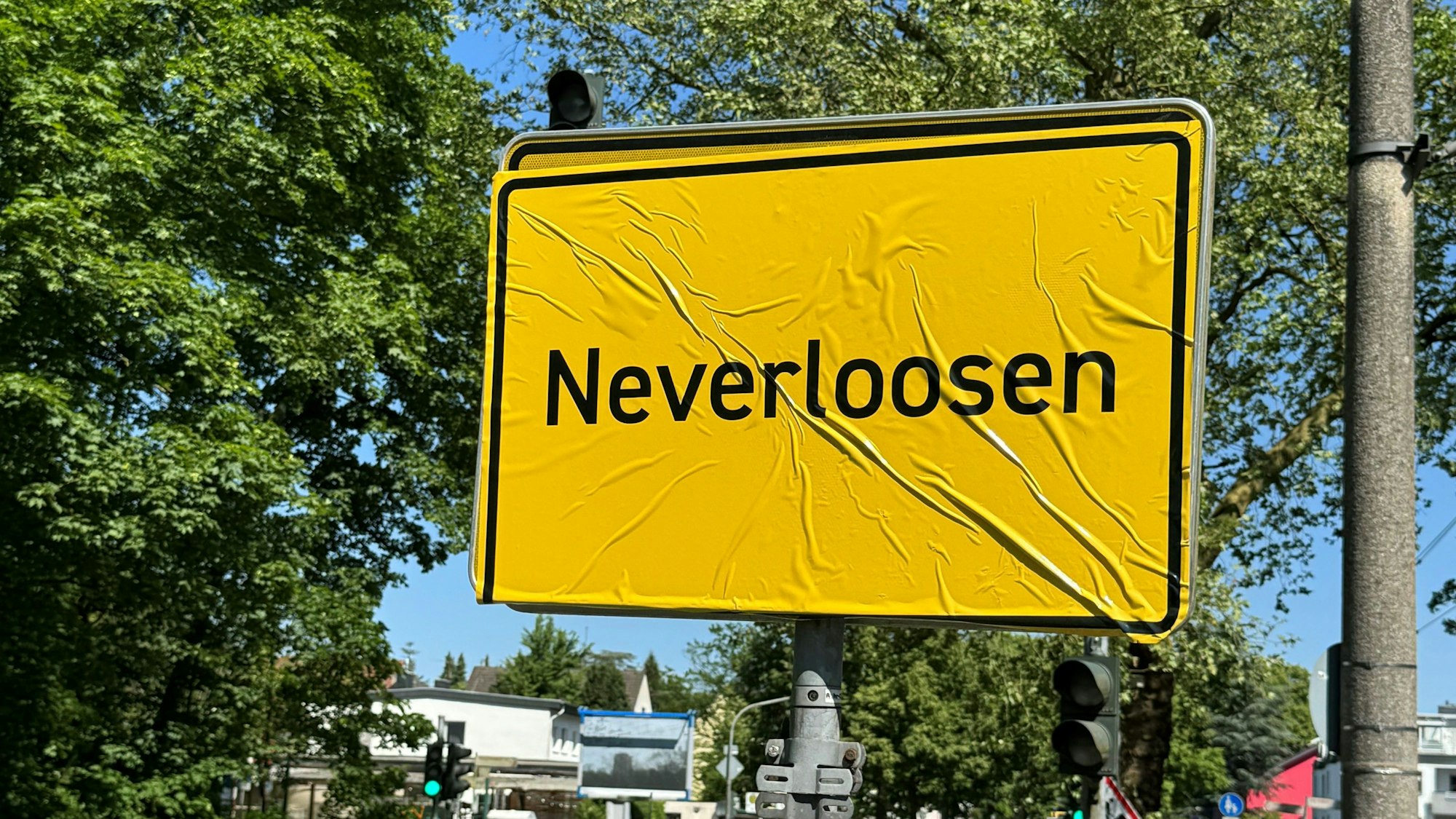 Das Ortseingangsschild von Leverkusen im Stadtteil Schlebusch ist überklebt mit der Aufschrift "Neverloosen" in Anspielung auf die Erfolgsserie des Fußball-Bundesligisten Bayer 04 Leverkusen.