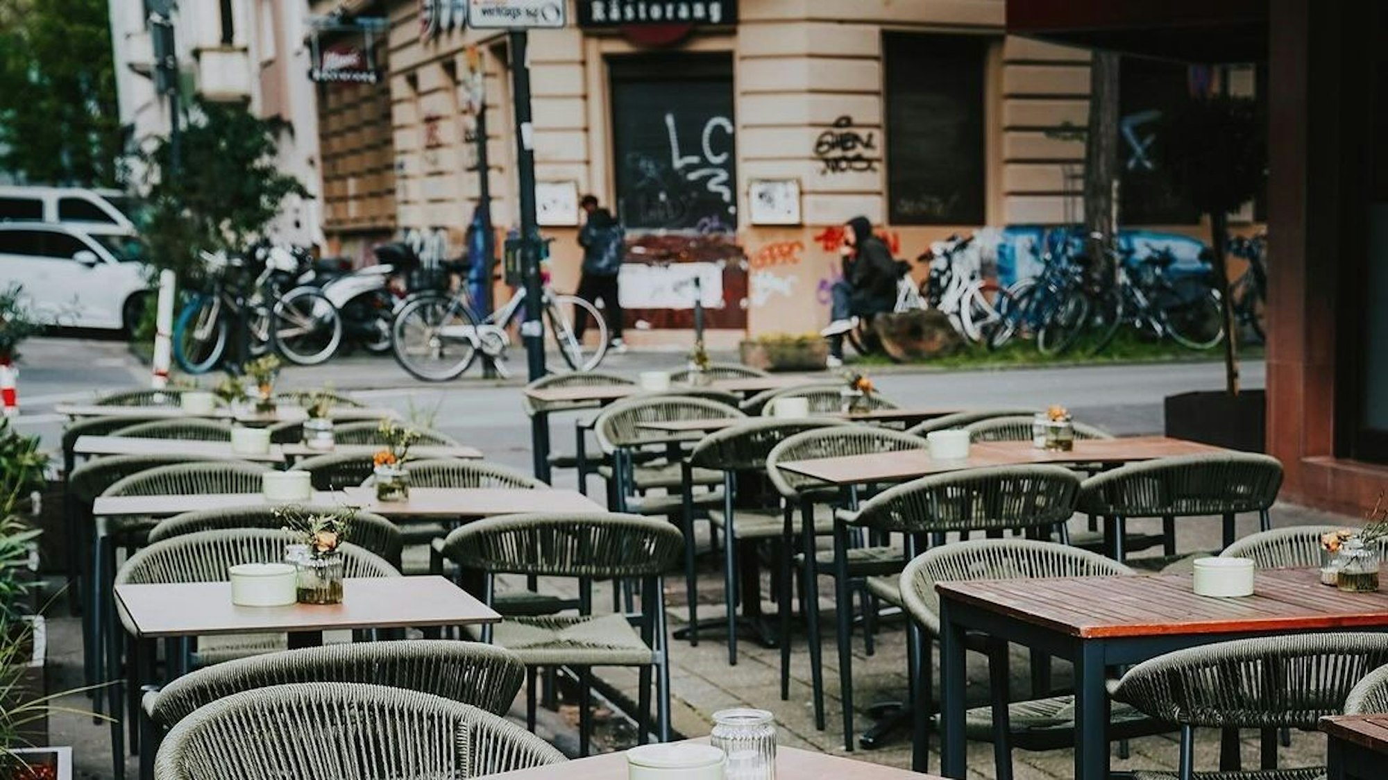 Eine Außengastro mit leeren Stühlen und Tischen.