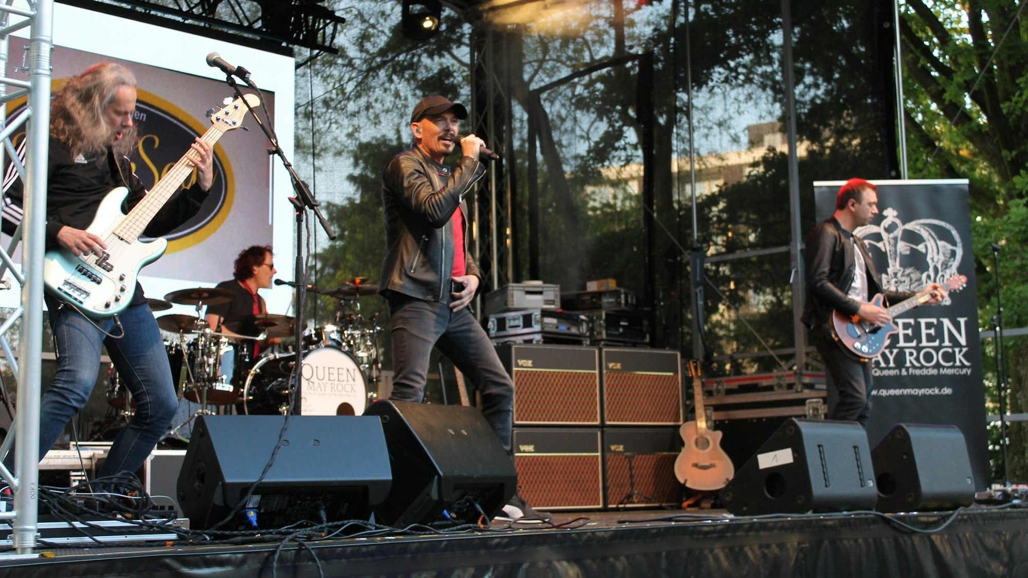 Die Coverband „Queen May Rock“ (hier 2023) spielt auch in diesem Jahr wieder auf dem Grammofestival in Leichlingen.