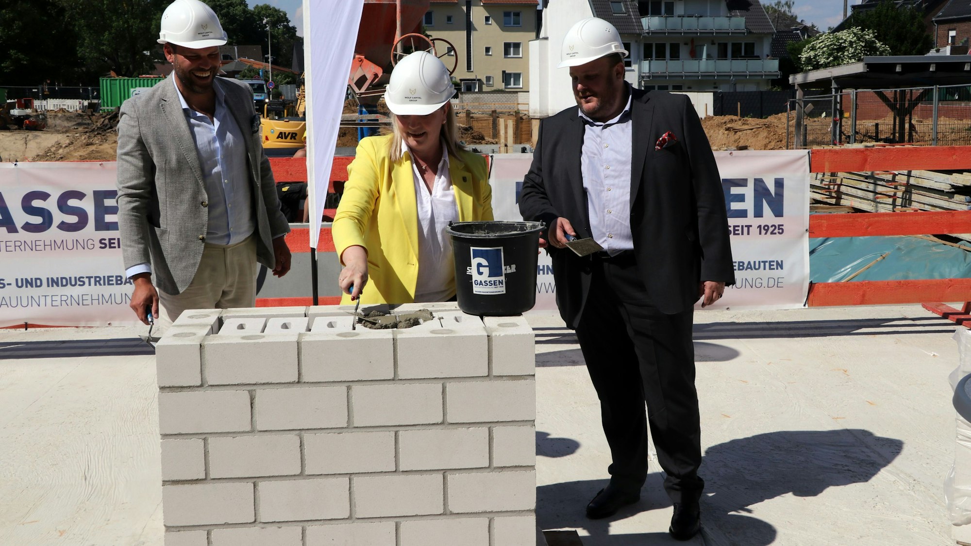 Auf dem Bild ist zu sehen, wie die Zeitkapsel eingemauert wird.