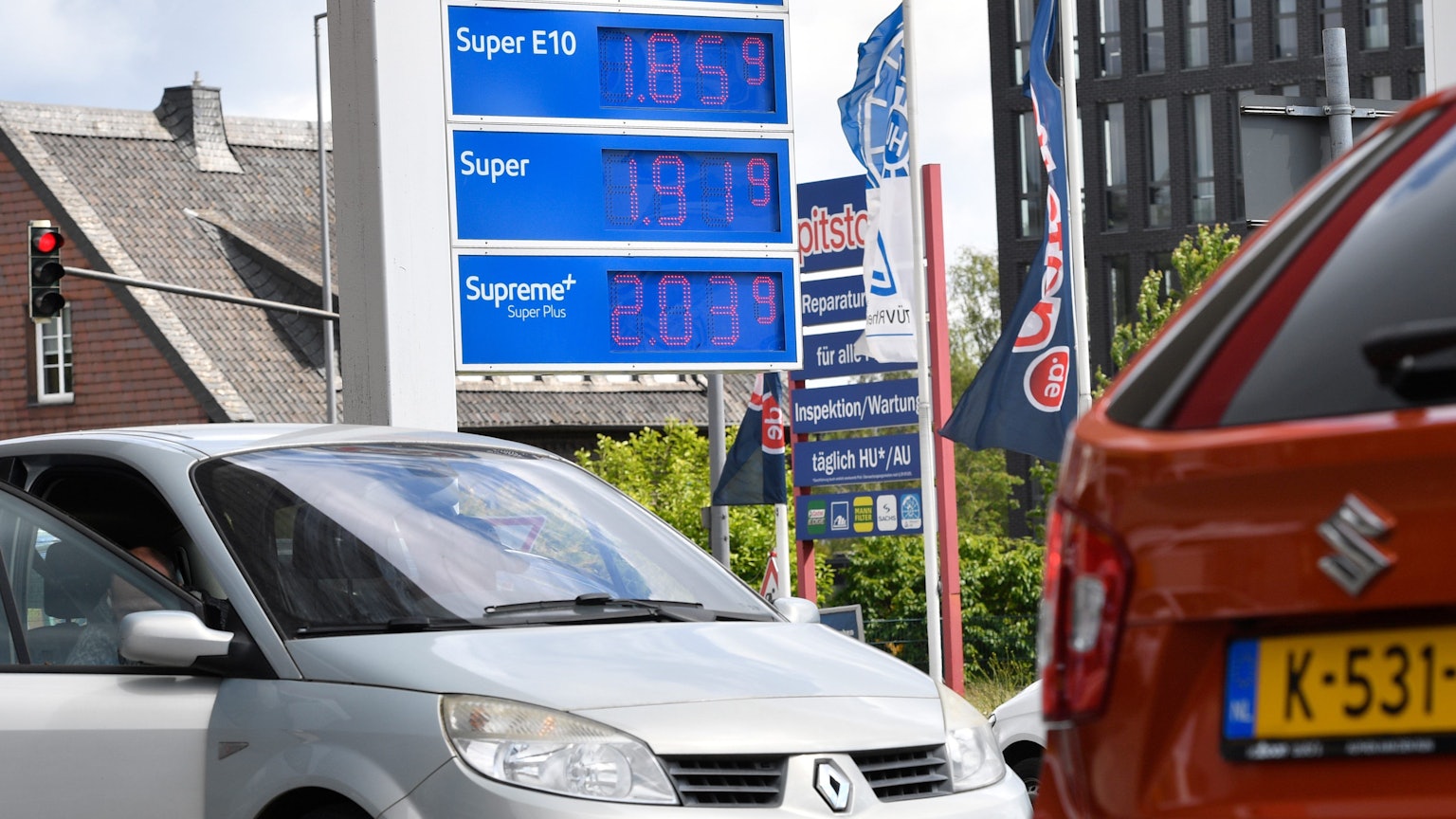 Ein niederländischer PKW steht an einer Zapfsäule.