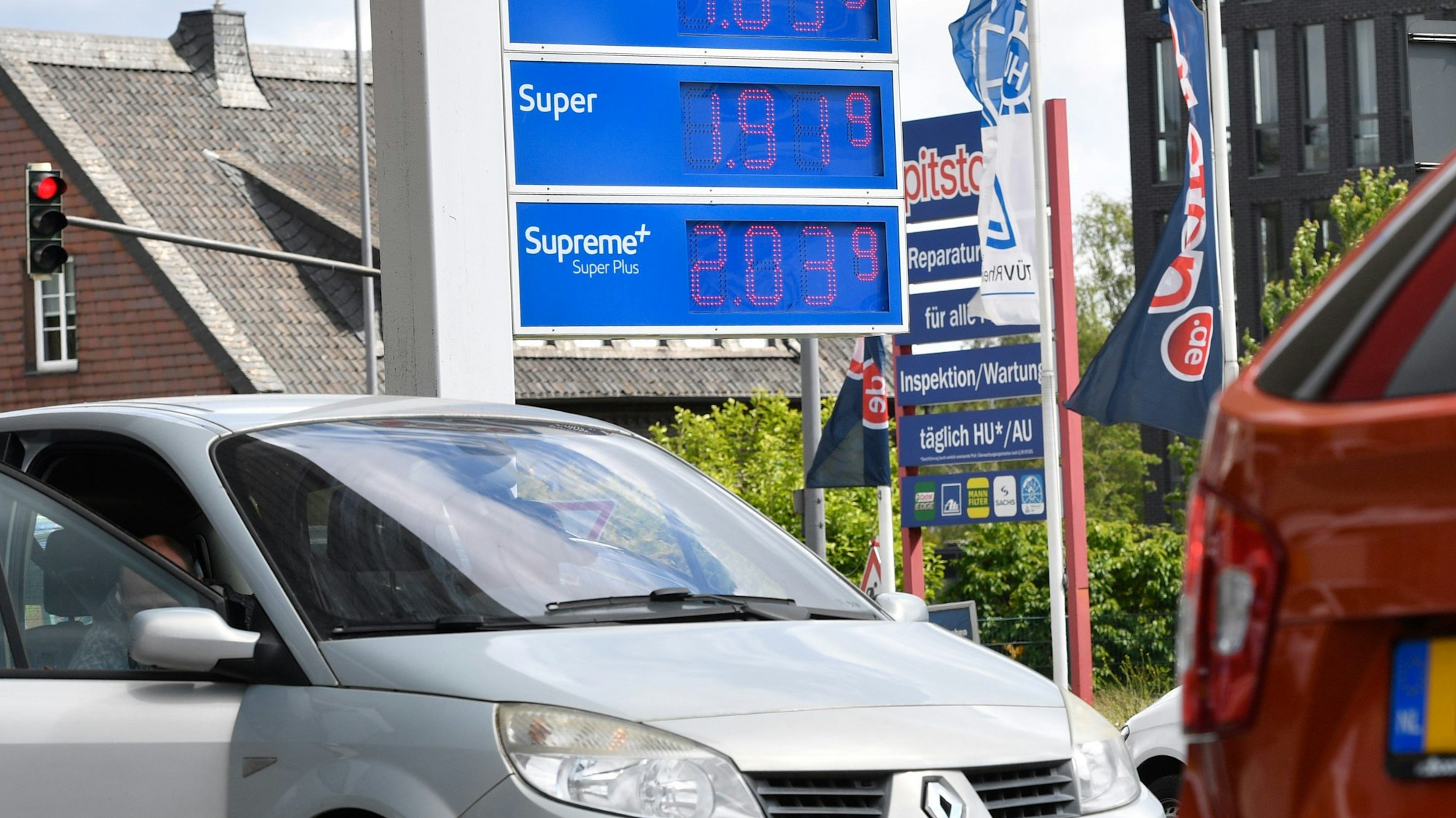 Ein niederländischer PKW steht an einer Zapfsäule.