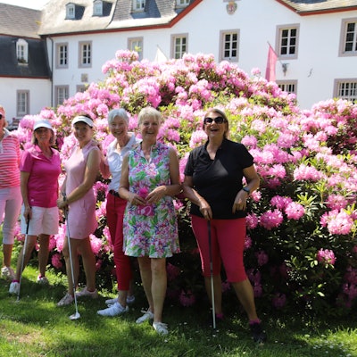 Die Damenmannschaft des Golfclubs Schloss Auel beteiligte sich am bundesweiten Pink Ribbon Tag für Brustkrebs-Früherkennung.