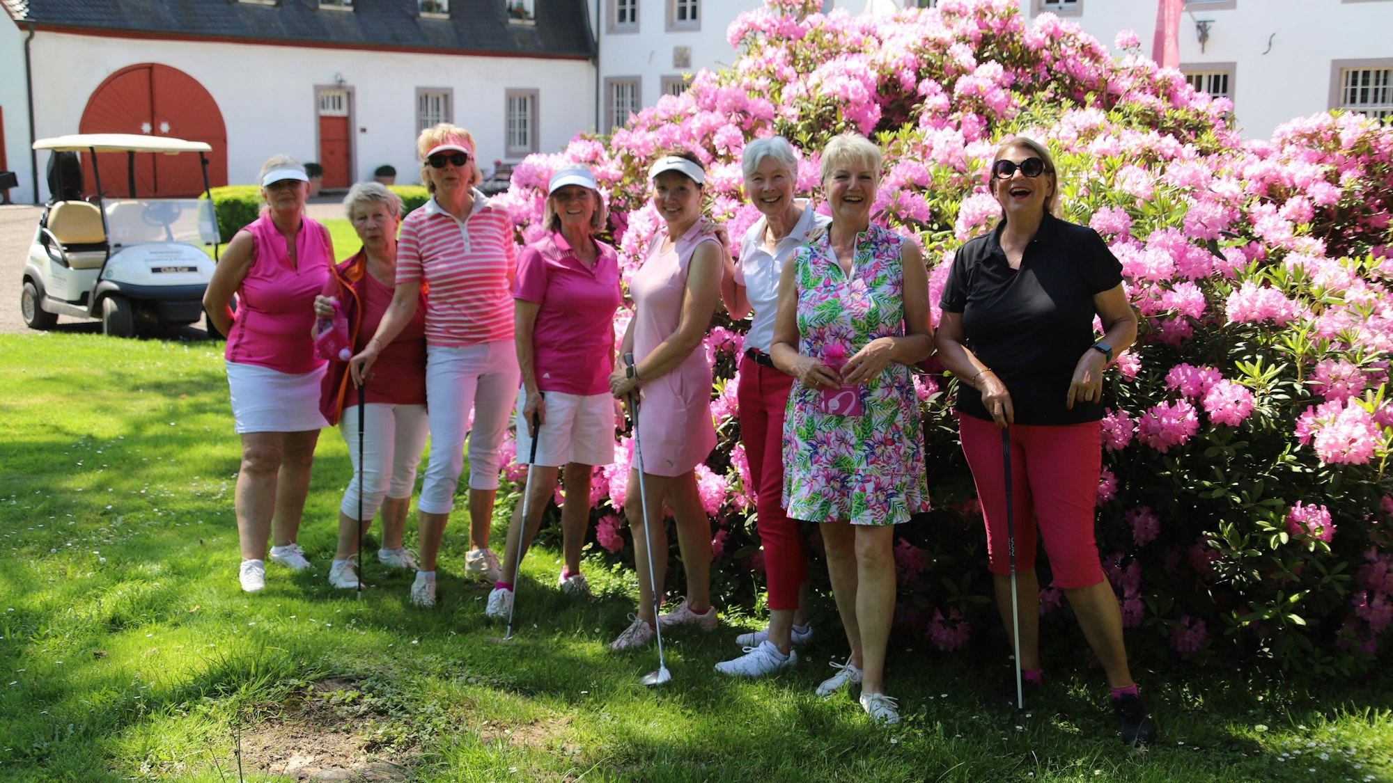 Die Damenmannschaft des Golfclubs Schloss Auel beteiligte sich am bundesweiten Pink Ribbon Tag für Brustkrebs-Früherkennung.