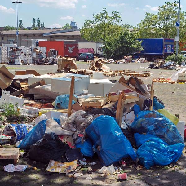 Müll, wohin man blickt auf dem Großmarkt. Die Händler werfen der Stadt mangelnde Bereitschaft vor, das Problem in den Griff zu bekommen.
