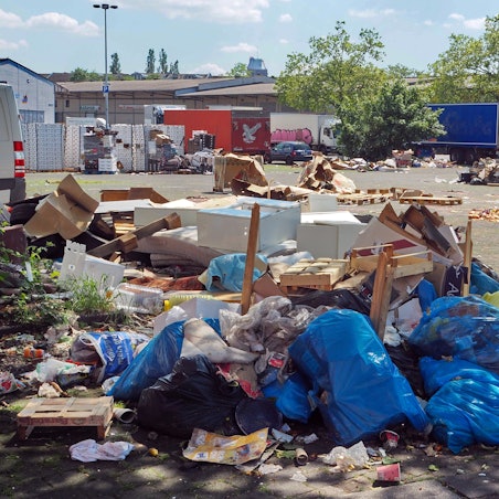 Müll, wohin man blickt auf dem Großmarkt. Die Händler werfen der Stadt mangelnde Bereitschaft vor, das Problem in den Griff zu bekommen.