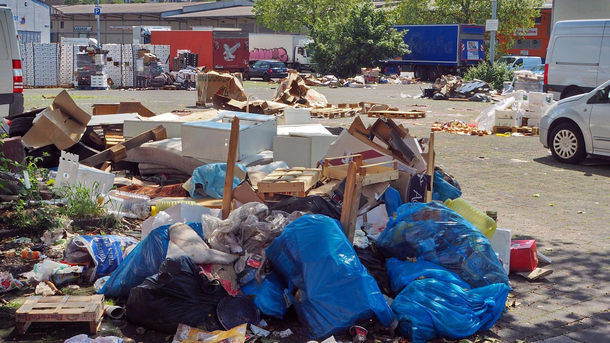 Müll, wohin man blickt auf dem Großmarkt. Die Händler werfen der Stadt mangelnde Bereitschaft vor, das Problem in den Griff zu bekommen.