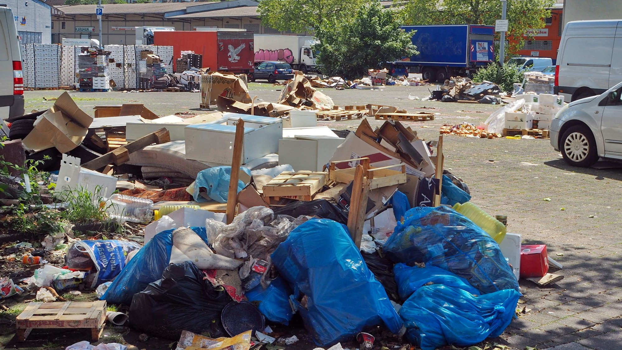 Müll, wohin man blickt auf dem Großmarkt. Die Händler werfen der Stadt mangelnde Bereitschaft vor, das Problem in den Griff zu bekommen.