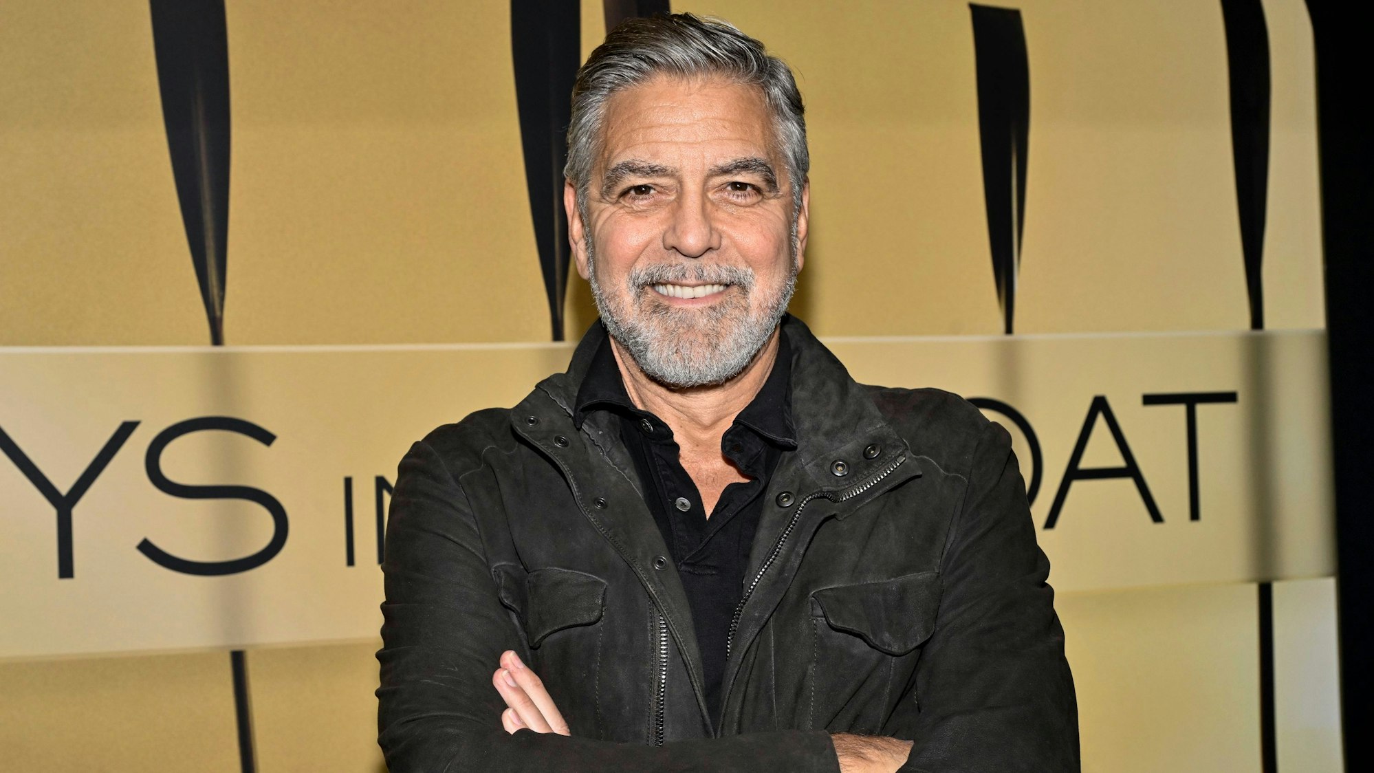 ARCHIV - 13.12.2023, USA, New York: Regisseur und Schauspieler George Clooney besucht eine Sondervorführung von "The Boys in the Boat" im Museum of Modern Art in New York. (zu dpa: «George Clooney gibt sein Broadway-Debut») Foto: Evan Agostini/Invision via AP/dpa +++ dpa-Bildfunk +++